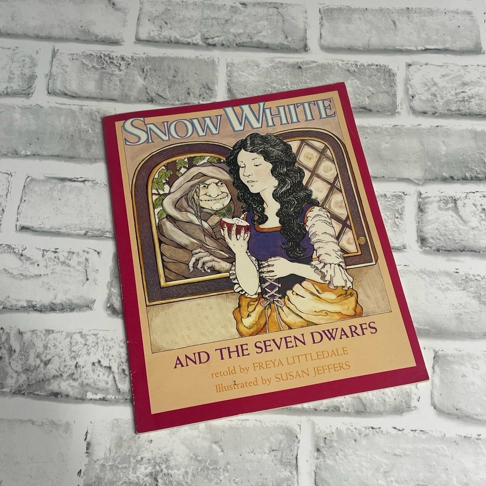 Snow white and the seven dwarfs by Freya Littledale. Vintage. 1980. Used. Book.